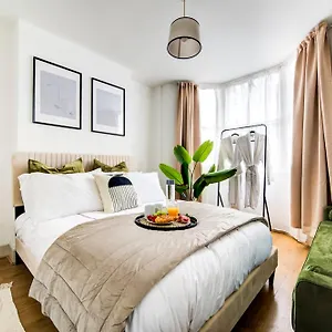 https://apt-heart-of-hackney-2bed-garden-flat-sleeps-6.brighton-hotels-england.com